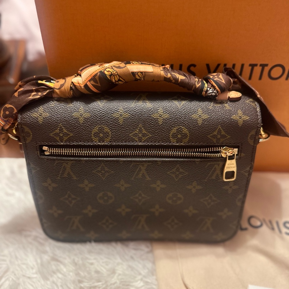 Louis Vuitton Pochette Métis Classic Monogram Crossbody Bag - Picture 5 of 16